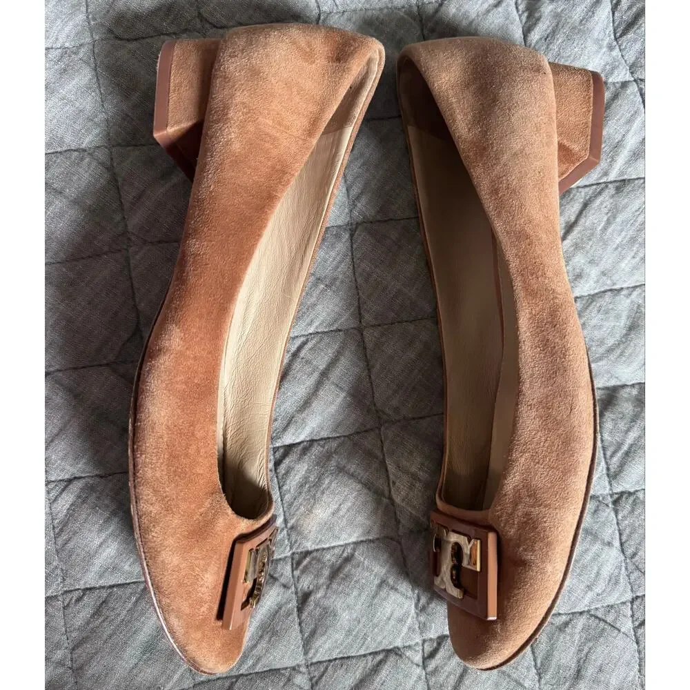 Tory Burch Gigi Tan Suede Leather Prominent Gold Logo Low Pump Shoes 7.5